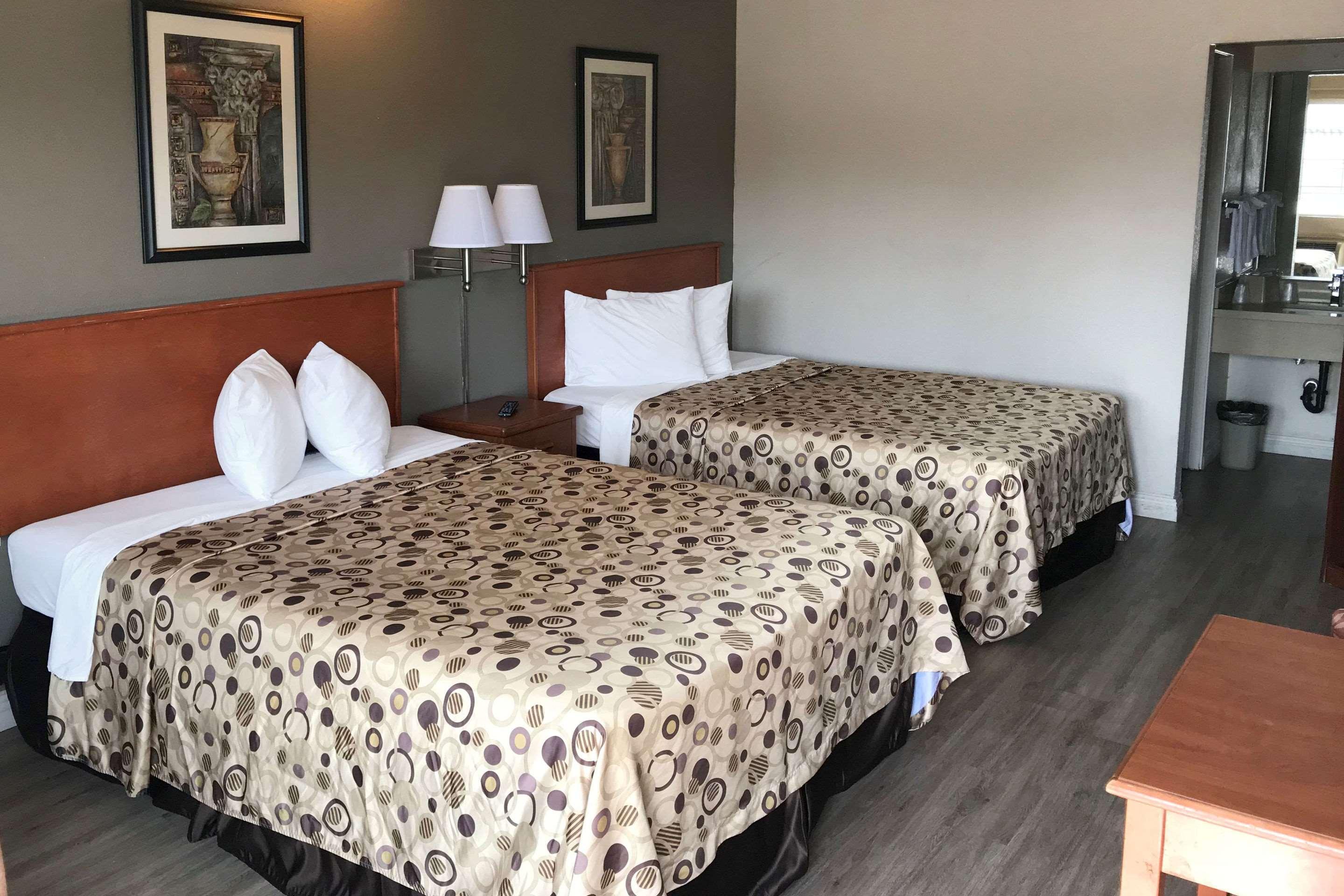 Rodeway Inn Ontario Mills Mall Guasti Экстерьер фото