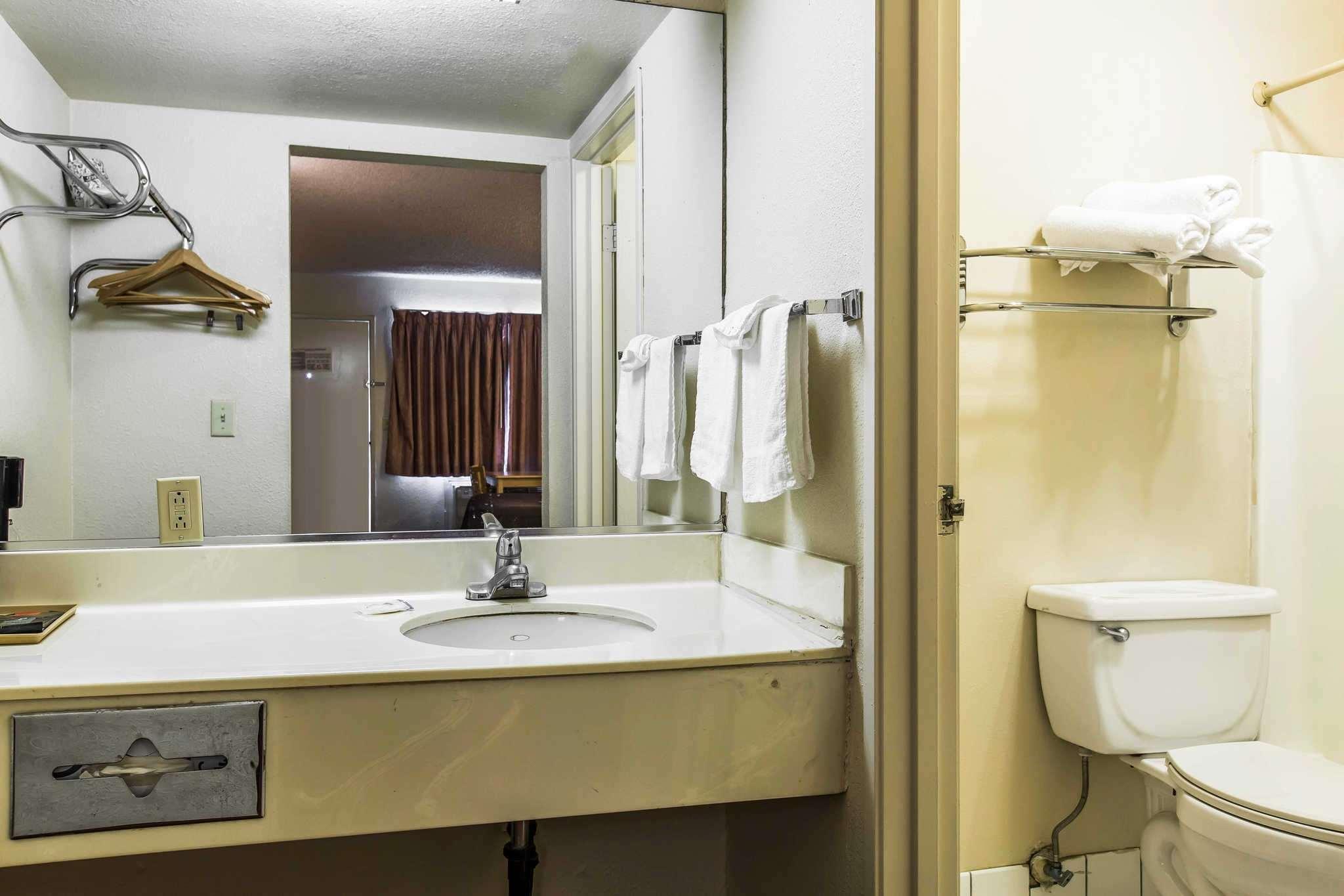 Rodeway Inn Ontario Mills Mall Guasti Экстерьер фото