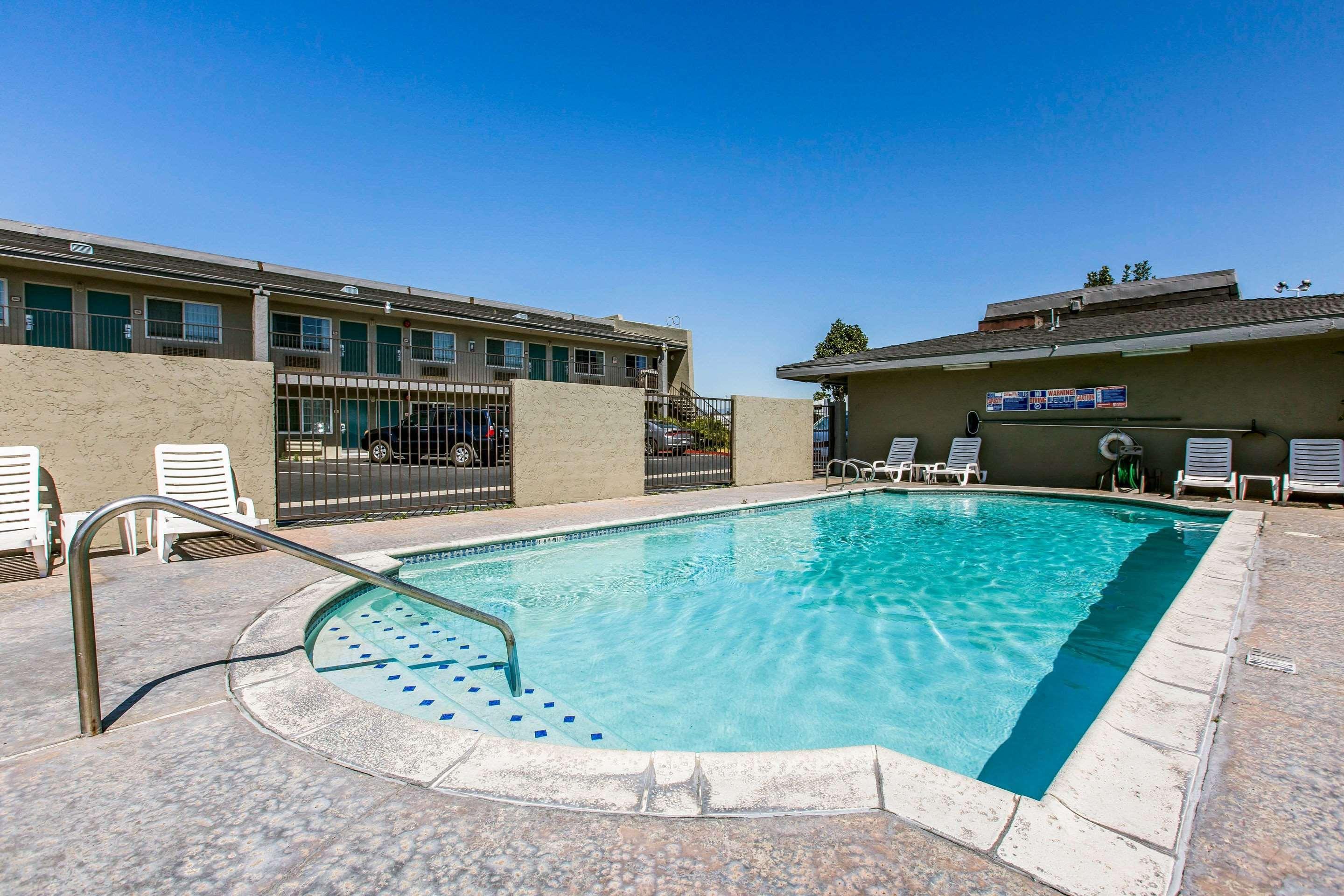 Rodeway Inn Ontario Mills Mall Guasti Экстерьер фото